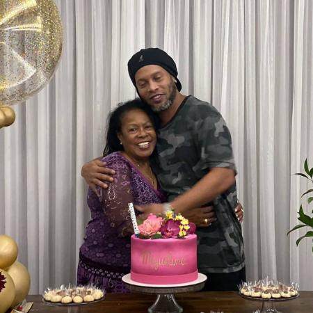 1613884121978026155.png ronaldinho-gaucho-e-a-mae-dona-miguelina-1608573163399_v2_450x450.png